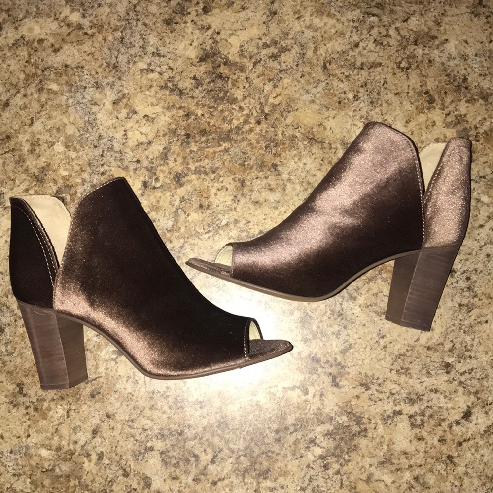 Steve Madden Kaitt Velvet chunky heel booties!